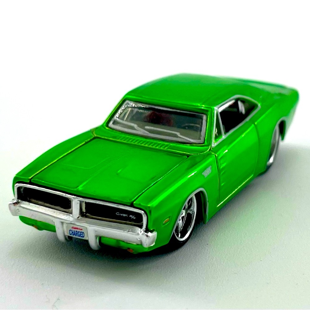 1969 Dodge Charger R/T Maisto Metallic Lime Green Muscle Car 1:64 Diecast Toy
